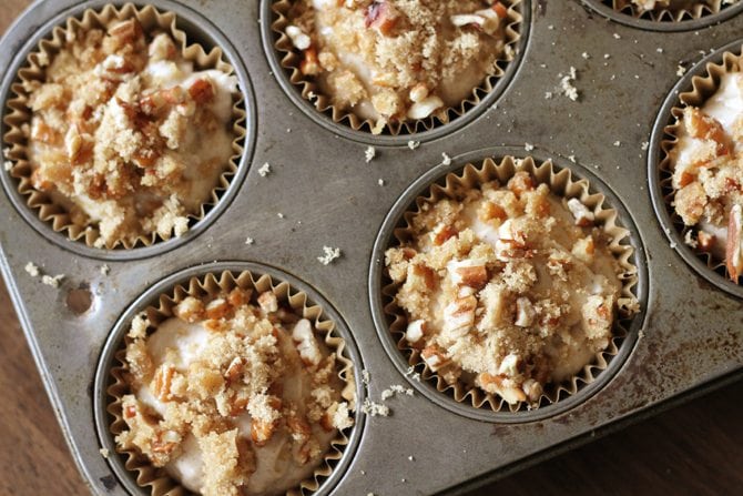 Apple Cinnamon Crunch Muffins - A quick and easy muffin that just tastes like fall!
