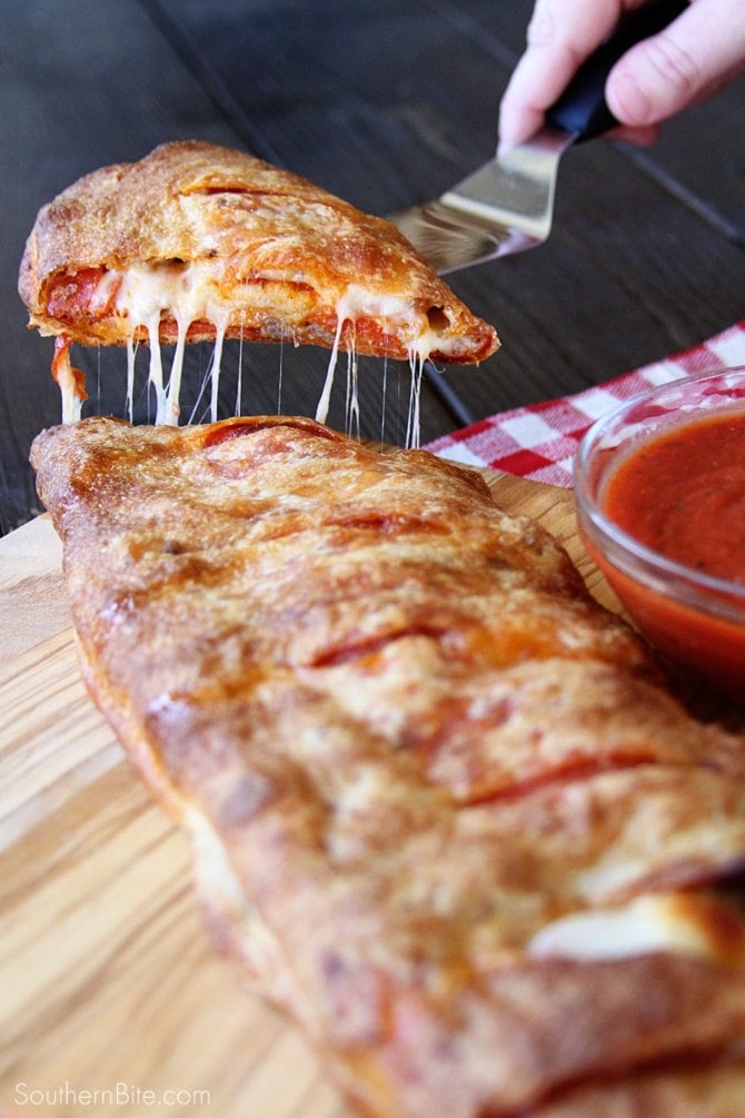 With only 5 ingredients, this Easy Stromboli will be ready in about 35 minutes!