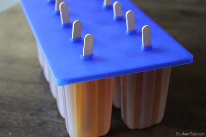 Beat the oppressive summer heat with these amazingly easy Sweet Tea Ice Pops!