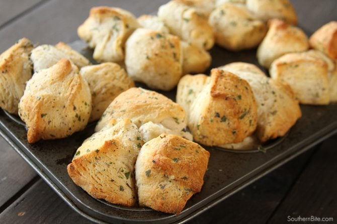 These Garlic Herb Pull-Apart Rolls are amazingly easy and super simple becasue they use canned biscuits dough!