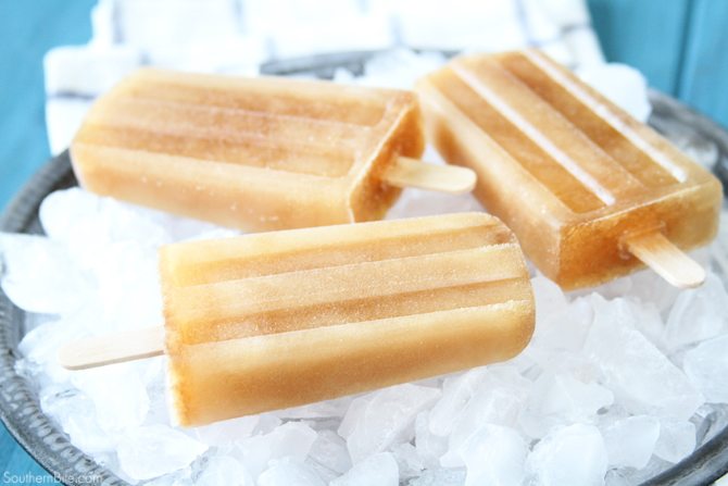 Beat the oppressive summer heat with these amazingly easy Sweet Tea Ice Pops!