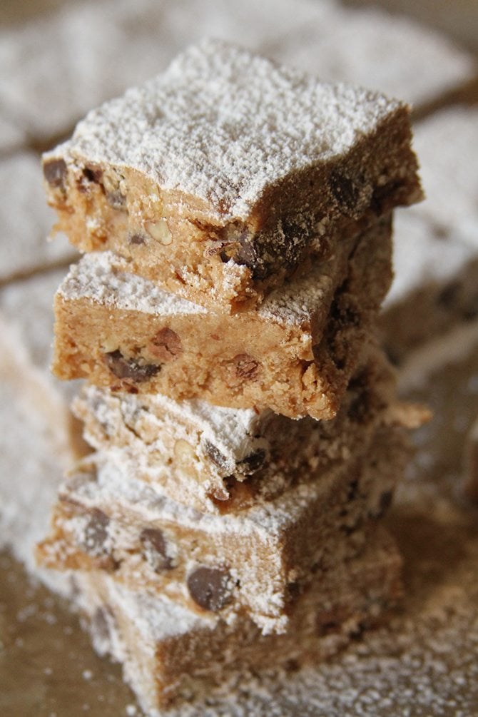 These no-bake Smoosh Bars are the perfect easy snack and dessert! Smoosh the ingredients in the pan and chill, and you've got a sweet treat your kids will love! 