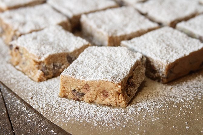 These no-bake Smoosh Bars are the perfect easy snack and dessert! Smoosh the ingredients in the pan and chill, and you've got a sweet treat your kids will love! 