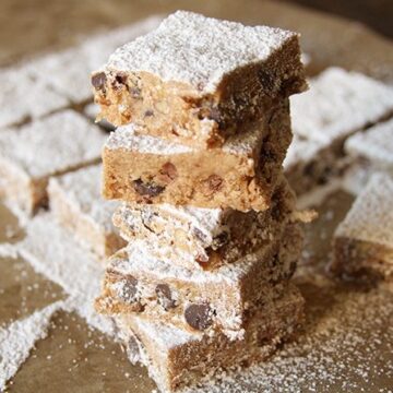 These no-bake Smoosh Bars are the perfect easy snack and dessert! Smoosh the ingredients in the pan and chill, and you've got a sweet treat your kids will love!