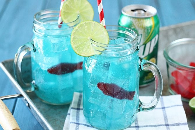 This kid-friendly Ocean Water "cocktail" made with 7UP is the perfect thing to keep the kiddos cool this summer! It's pretty cool looking, too! #ad