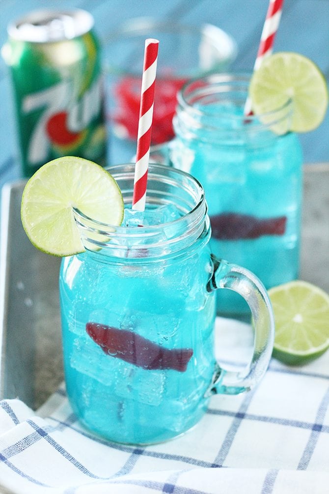 This kid-friendly Ocean Water "cocktail" made with 7UP is the perfect thing to keep the kiddos cool this summer! It's pretty cool looking, too! #ad