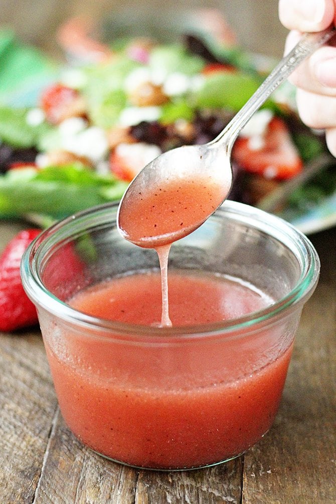 This Strawberry Vinaigrette proves that less is more. It calls for only 5 ingredients and takes about 5 minutes to make. #ad #NewNESTEA #LessIsMore