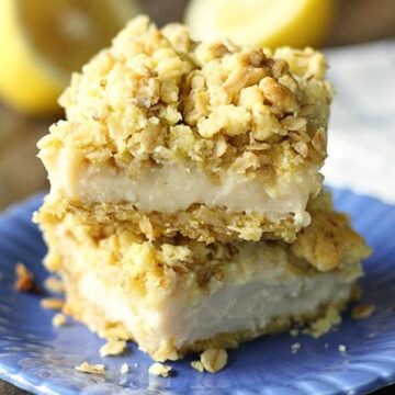 Only 5 ingredients stand between you and these amazingly delicious and super easy Lemon Crumble Bars!