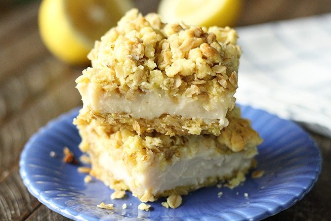 Only 5 ingredients stand between you and these amazingly delicious and super easy Lemon Crumble Bars!