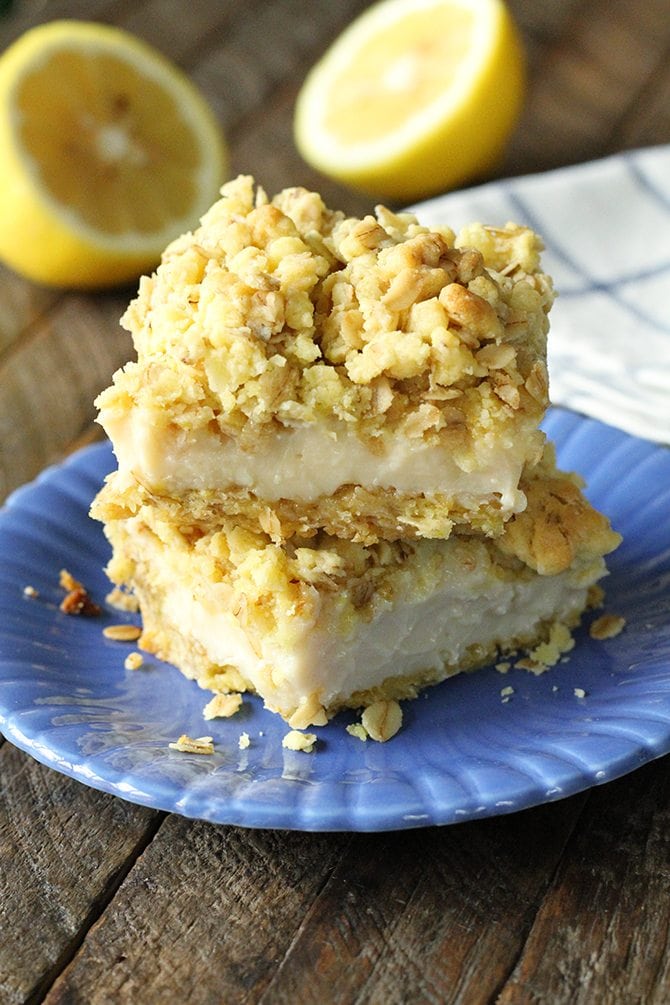 Only 5 ingredients stand between you and these amazingly delicious and super easy Lemon Crumble Bars!