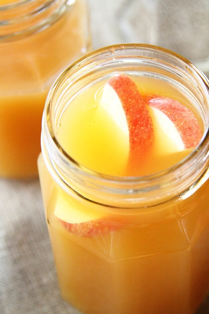 The delicious flavors of fall combine in this epic Autumn Sweet Tea Punch recipe! Sweet tea, apple cider, orange and pineapple juice, and cinnamon all make an appearance in this festive beverage. 