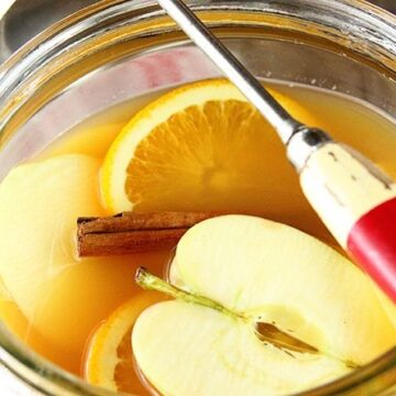 The delicious flavors of fall combine in this epic Autumn Sweet Tea Punch recipe! Sweet tea, apple cider, orange and pineapple juice, and cinnamon all make an appearance in this festive beverage.