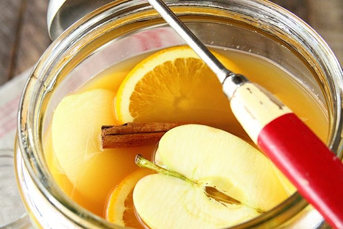 The delicious flavors of fall combine in this epic Autumn Sweet Tea Punch recipe! Sweet tea, apple cider, orange and pineapple juice, and cinnamon all make an appearance in this festive beverage. 