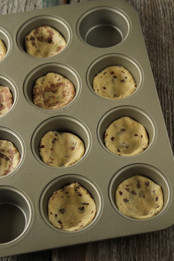 These delicious and easy pumpkin pie bites have a crunch crust made from canned cinnamon rolls!