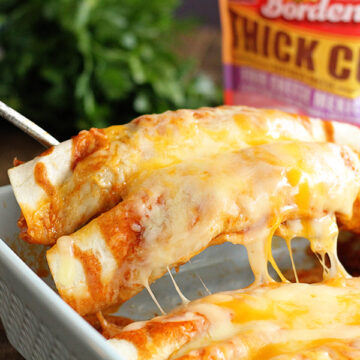 These quick and easy enchiladas only call for 5 ingredients and are ready in no time! It's the perfect recipe for a busy weeknight! #recipe #southernbite #enchiladas #easy #quick #weeknight