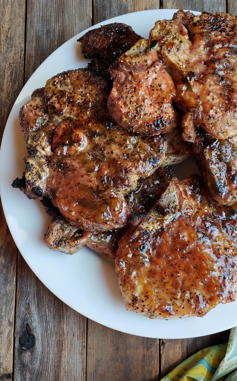 Juicy grilled pork chops with spicy peach sauce