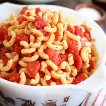 Macaroni and tomatoes in closer photo